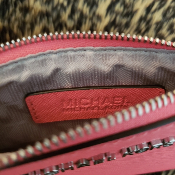 Michael Kors Pocket Tote w/ Matching Wristet - Picture 10 of 13